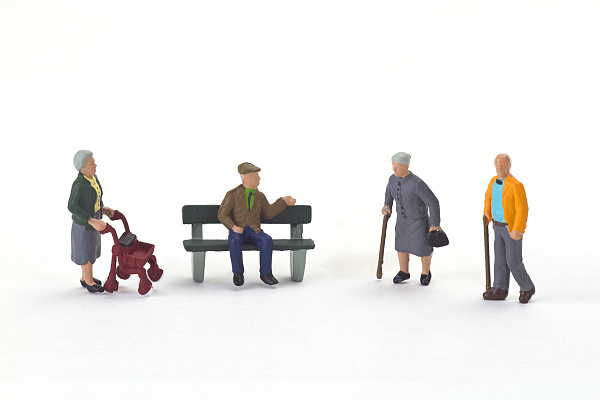 Ansicht von Älteren Menschen beim Treffen an einer Parkbank zum Seniorentreff